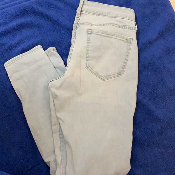 Old Navy | short mid-rise |distressed jeans| light blue | size 6 - Picture 6 of 11